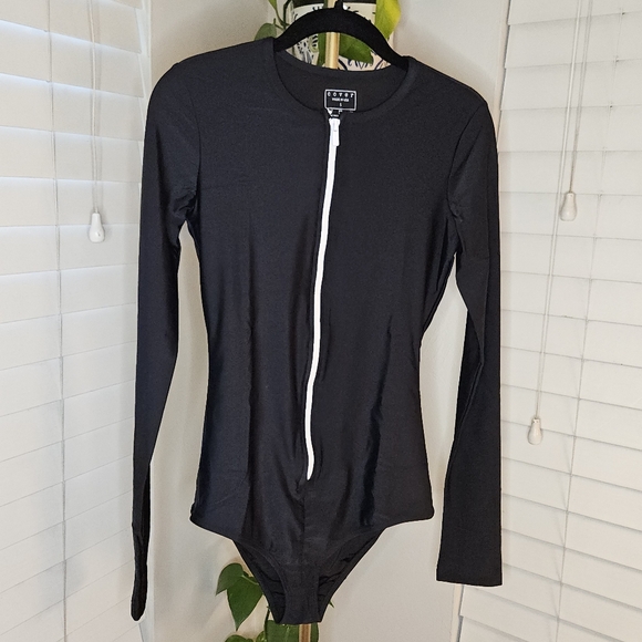 Cover Black One Piece with White Zipper - Picture 1 of 5
